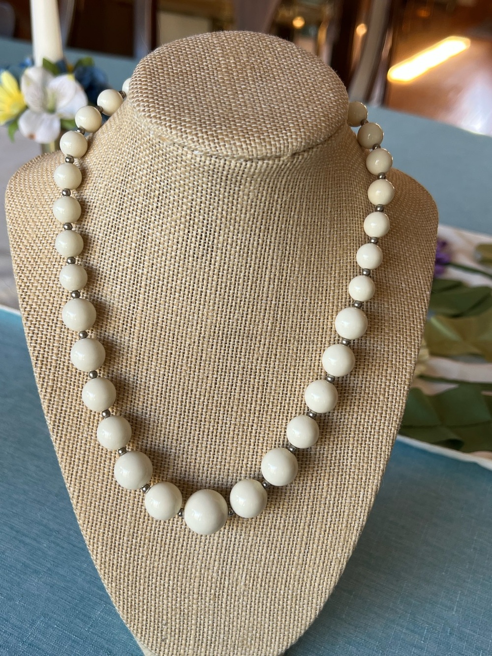 Vintage white graduated lucite bead 18” necklace